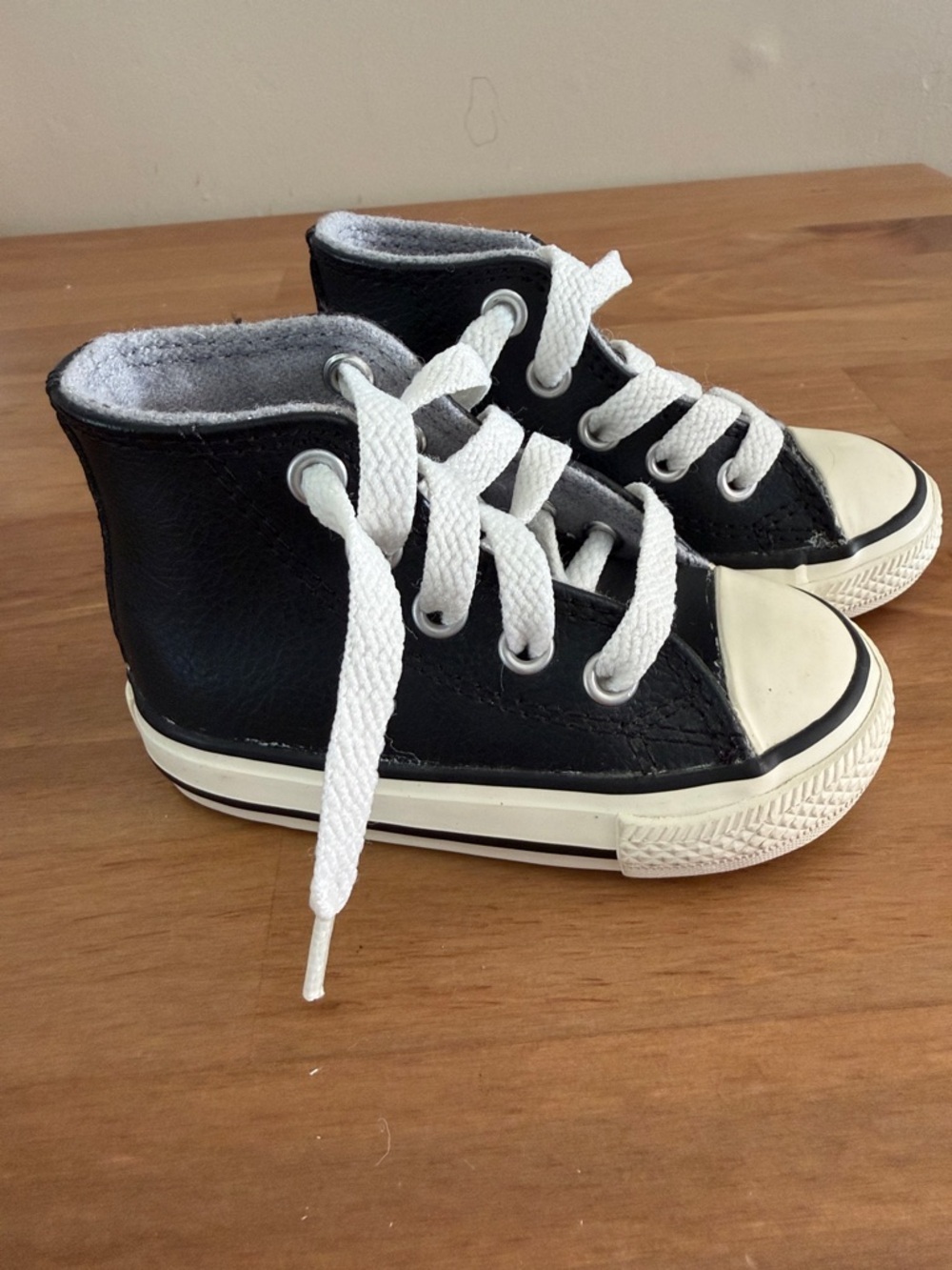 Converse Kids Black High-Top Sneakers with White Laces. Size 4 Baby - Picture 2 of 6